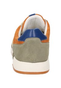 Wildlederschuhe in Braun, Grau und Blau mit einer weißen Sohle. Verfügt über einen gepolsterten Schaftrand und kontrastierendes Material. Entworfen für die Freizeit.