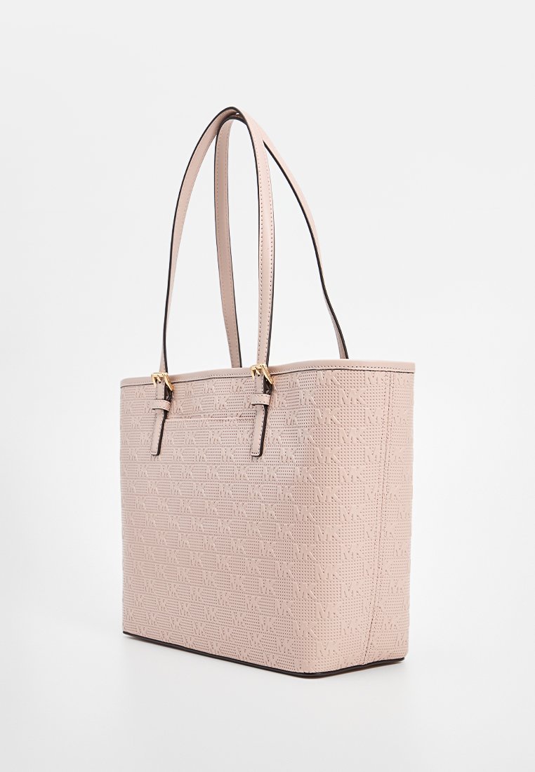 Bolso de tote texturizado en color rosa con asas largas, que presenta una superficie estampada y acentos en dorado en la parte superior. Forma rectangular.