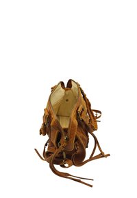 Sac à main en daim marron avec une ouverture zippée, des bandoulières réglables et des glands décoratifs. L'intérieur présente une doublure lisse de couleur beige clair.