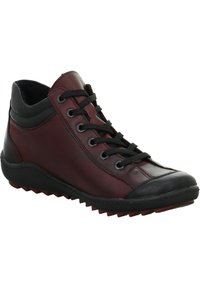 Rote Leder-Hochtopsneaker mit schwarzen Akzenten, ausgestattet mit schwarzen Schnürsenkeln und einer strukturierten Gummisohle mit einem kontrastierenden Profil.