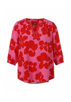 Rosa Bluse mit großen roten Blumenmustern, V-Ausschnitt und dreiviertellangen Ärmeln mit elastischen Bündchen.