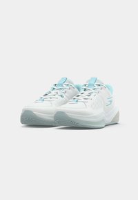 Chaussures de sport blanches avec des accents bleu clair, empeigne en maille texturée, fermeture à lacets et semelle rembourrée avec un motif de bande de roulement.