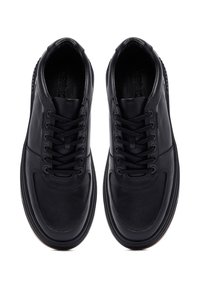 Scarpe stringate in pelle nera con superficie liscia, punta arrotondata, colletto imbottito e dettagli di cucitura visibili lungo la suola.