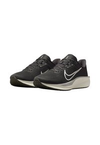 Par de zapatillas de correr negras de Nike con logotipos de swoosh blancos, parte superior de malla texturizada, mediasuela blanca acolchada y suelas exteriores de goma negra.