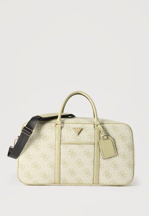 Sac de voyage Guess beige à motifs avec poignées doubles, bandoulière noire réglable, poche avant et étiquette de bagage attachée.