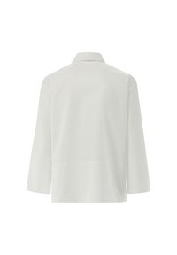 Weißes Blusenshirt mit drei Viertelärmeln und Kragen. Glattes Material mit einer Rückenpasse und einer lässigen Passform, ohne sichtbare Hardware.