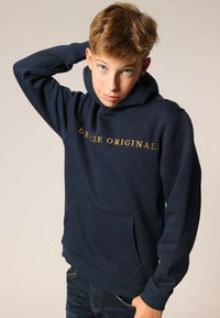 Marineblauwe hoodie gemaakt van zachte stof met een voorzak en een gouden "DEUXE ORIGINAL" logo op de voorkant. Voorzien van een capuchon met trekkoord.