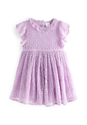 Abito per bambina di colore lilla a maniche corte con sovrapposizione in pizzo floreale, colletto arricciato e dettaglio della gonna a pieghe su sfondo bianco.