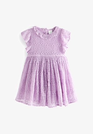 Lavendelfarbenes kurzärmliges Kleinkindkleid mit floraler Spitzenüberlage, Rüschekragen und gerafftem Rockdetail auf weißem Hintergrund.