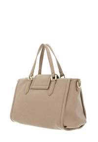 Bolso de mano de cuero beige con herrajes de tono dorado, silueta estructurada, dos asas y un detalle de bolsillo frontal plano. Textura lisa.