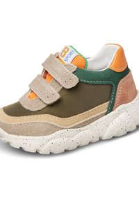 Sneaker per bambini con tomaia in suede marrone chiaro e nylon olivastro, dettagli arancioni, due fasce in Velcro e suola in gomma bianca maculata.