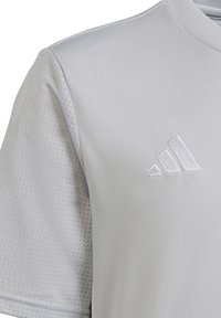 Lichtgrijs sportshirt met ademend mesh-stof op de schouders, voorzien van een geborduurd logo met drie strepen op de borst.
