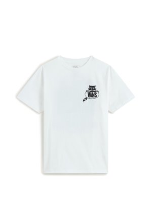 Camiseta blanca de manga corta con pequeño mapache negro sosteniendo un logo circular de Vans en el pecho izquierdo.