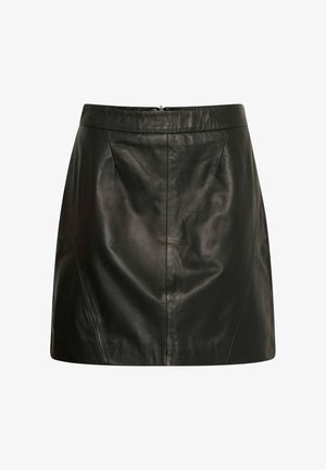 Czarna skórzana mini spódnica o gładkiej fakturze, z prostym krojem, dwoma przednimi zaszewkami i ukrytym zapięciem z tyłu.
