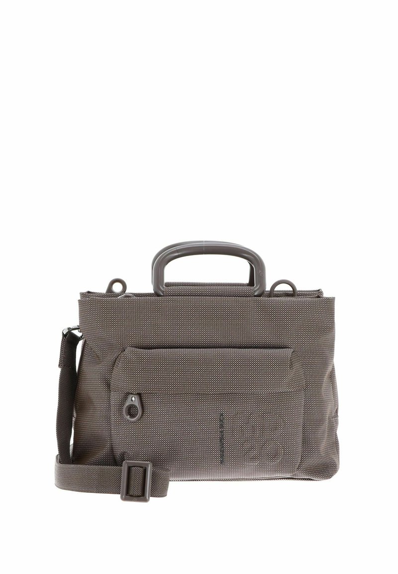 Sac en tissu gris avec une surface texturée, une poignée supérieure, une sangle réglable, une poche avant et une fermeture zippée. Présente un détail de logo subtil.