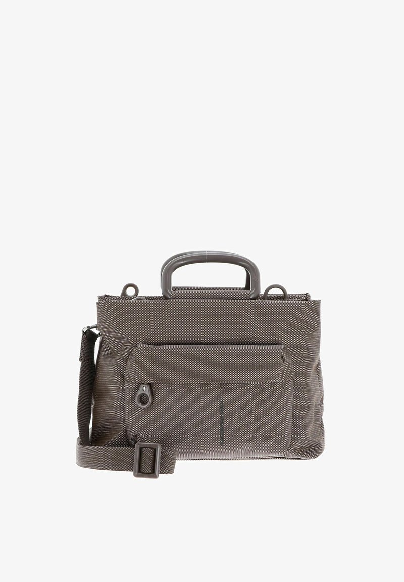 Sac en tissu gris avec une surface texturée, une poignée supérieure, une sangle réglable, une poche avant et une fermeture zippée. Présente un détail de logo subtil.