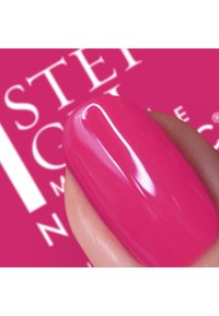 Ljusrosa, glansig nagellack på en nagel, som visar en slät yta och en levande färg mot en suddig rosa bakgrund med text.