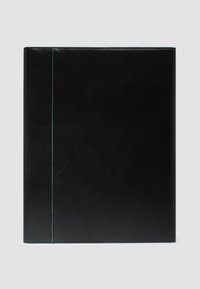 Schwarze Lederakte mit glatter Textur, die eine kontrastierende türkise Naht entlang des Rückens aufweist. Rechteckige Form, minimalistisches Design.