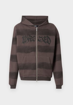 Καφέ και μαύρο ριγέ ζακέτα με φερμουάρ και πλέξη βάφλας, με μπροστινές τσέπες και σκούρο στυλιζαρισμένο κείμενο στο στήθος.