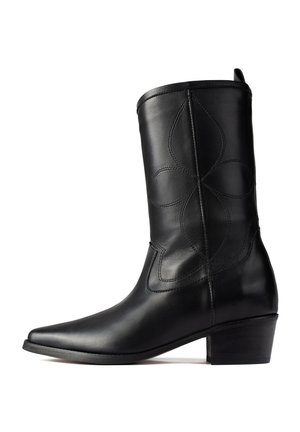 Černé kožené vysoké boty až ke kolenům s špičatou špičkou, zdobené květinovými výšivkami a nízkým patou s přírodní výplní pro stabilitu.