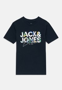 Marineblauwe t-shirt met de tekst "JACK & JONES Essentials EST. 1990" en een kleurrijk grafisch ontwerp binnen de letters.
