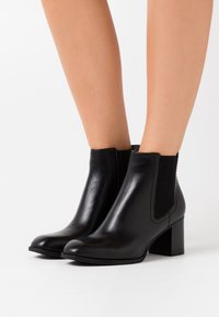 Tamaris Botines bajos - black