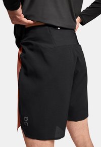 On LIGHTWEIGHT - Spordišortsid - auburn   black