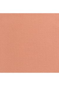 Teksturert stoff i en myk ferskenfarge, med et vevd mønster og matt finish, ideelt for møbeltrekking eller hobbyprosjekter.