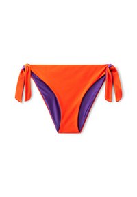 Bikiny s oranžovým předním dílem a fialovým zadním dílem, mají šňůrkové zavazování po stranách a jsou vyrobeny z hladké, pružné látky.
