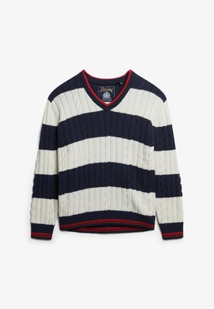 Suéter a rayas en azul marino y crema con cuello en V, textura de trenzado, puños y dobladillo acanalados, que presenta un acento rojo en el cuello y en la parte inferior.