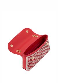Rød clutch pung med et tekstureret, perlebesat mønster på forsiden, guldhardware og en glat rød indvendig del med flere rum.