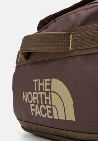The North Face BASE CAMP VOYAGER DUFFEL 32L UNISEX - Hétvégi táska - smokey brown/khaki stone
