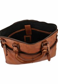 Braune Leder-Tote mit Reißverschluss oben, schwarzem Innenraum, geräumigem Design und doppelten Griffen. Enthält eine äußere Reißverschlusstasche.
