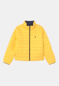 Chaqueta amarilla acolchada con cuello alto, cierre frontal y pequeño logo oscuro en el lado izquierdo del pecho, extendida sobre un fondo blanco.