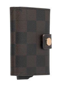 Bruine portemonnee met een patroon, gemaakt van textuurleer, met een vierkant ruitjesontwerp en een afgeronde knoopsluiting.
