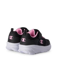 Schwarze Sport Schuhe mit einer Mesh-Oberfläche, pinken Akzenten an der Innenausstattung und dem Logo, ausgestattet mit einer weißen Sohle und einem verstellbaren Riemenverschluss.