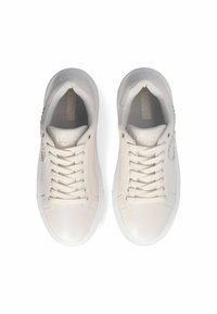 Baskets en cuir blanc avec bouts ronds, design lacé et tissu texturé sur la languette, arborant un branding discret sur les côtés.
