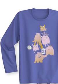 Paarse lange mouwen shirt met cartoonachtige, fluffy monsters in verschillende kleuren, met gezichtsuitdrukkingen en spraakballonnen waarin staat "WAT?" en "MIS JE."