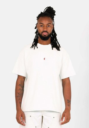 Witte katoenen T-shirt met een relaxte pasvorm en korte mouwen, voorzien van een klein rood logo op de borst en een rechte zoom.