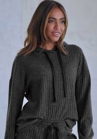 Dunkelgrauer gerippter Hoodie mit Kordelzug, langen Ärmeln und lockerer Passform. Hergestellt aus strukturiertem Stoff mit sichtbaren Nähdetails.