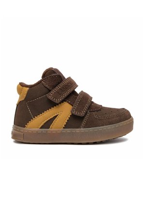 Brązowy i beżowy dziecięcy wysoki sneaker z podwójnymi paskami na rzepy i teksturowaną gumową podeszwą na białym tle.