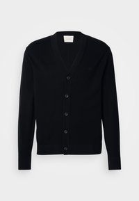 Cardigã preto feito de material de malha macia, com decote em V, seis botões e punhos e bainha canelados. Detalhe subtil do logótipo no peito.