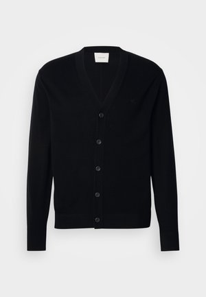 Zwarte cardigan van zacht gebreid materiaal, met een V-hals, zes knopen en geribbelde boorden en zoom. Subtiele logodetail op de borst.