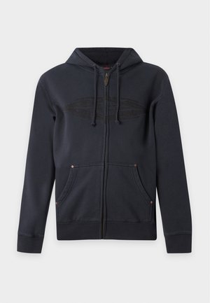 Felpa nera con zip, tasche frontali, cappuccio con coulisse, polsini e orlo a coste e un sottile motivo in rilievo sul petto.