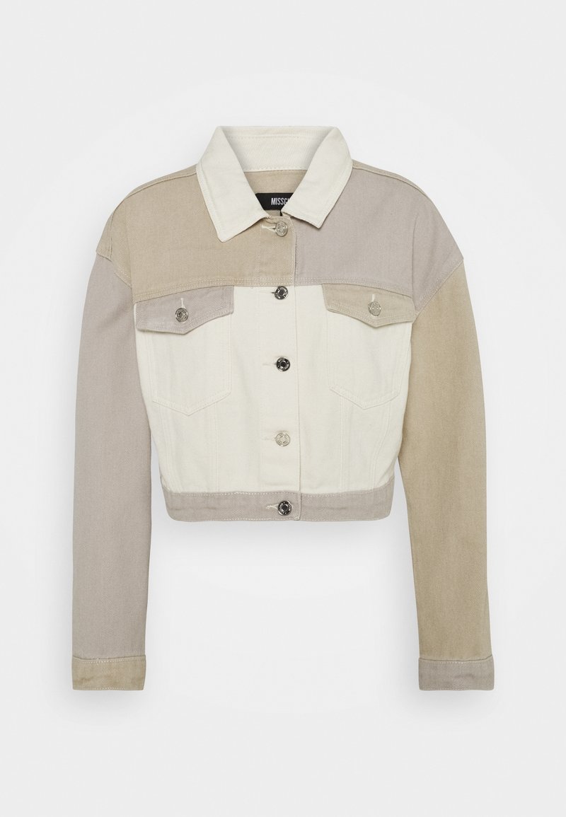 Veste courte color-block avec boutonnage devant, deux poches poitrine et manches longues dans des tons beige, crème et taupe clair.
