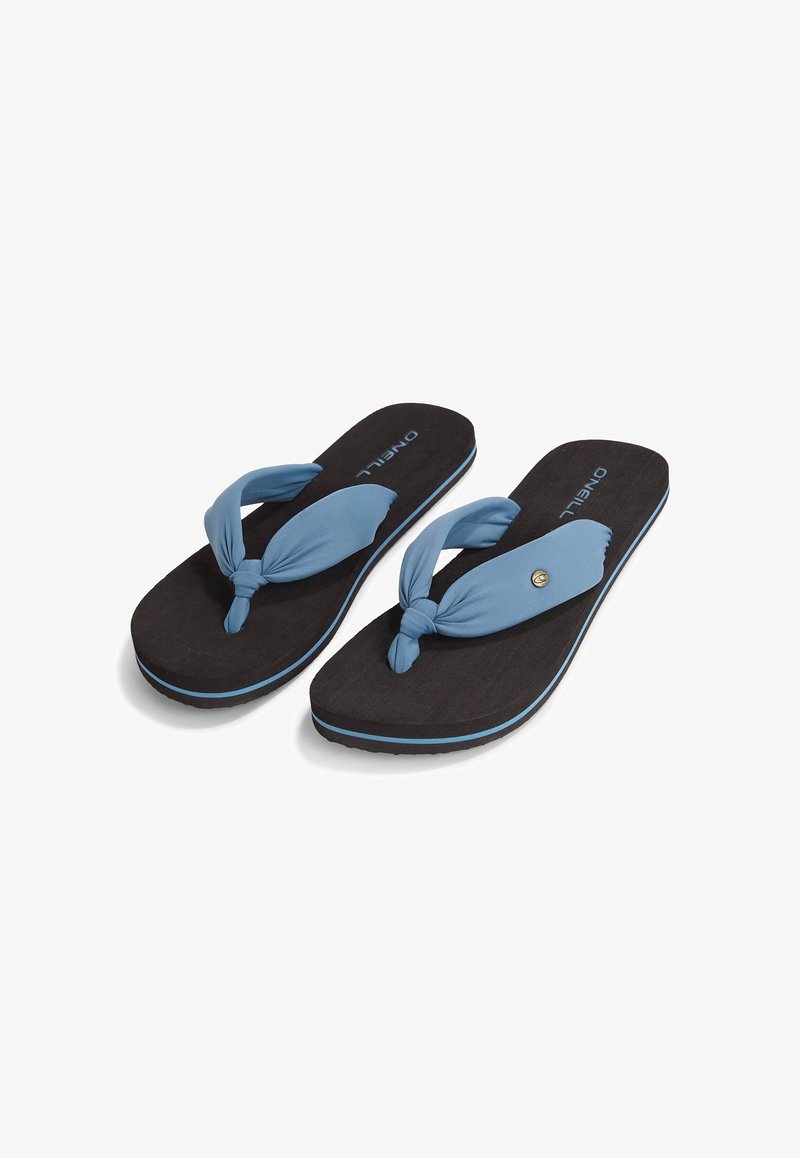 Des tongs en tissu bleu avec des brides nouées, une semelle noire texturée et un accent de semelle extérieure bleu clair. Présente un petit détail de logo circulaire.