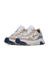 Sneaker con una combinazione di colori beige e blu, materiali in suede e mesh, punta arrotondata, lacci bianchi e suola testurizzata. Logo a stella in oro come accento.