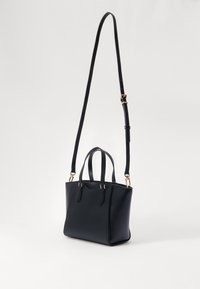 Sac à main en cuir noir avec deux anses supérieures et une bandoulière amovible. Doté d'accents en matériel doré et d'une forme rectangulaire structurée.