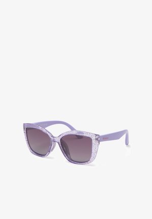 Lila glitzernde Cat-Eye-Sonnenbrille mit dunkel getönten Gläsern und „Kiddus“-Logo am Bügel, auf weißem Hintergrund dargestellt.