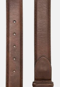 Cinturón de cuero marrón con una textura suave, punta redondeada, cinco agujeros para ajuste y costuras en contraste a lo largo de los bordes.